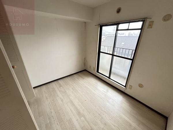 物件内観写真7　(落ち着いた色調の寝室です)