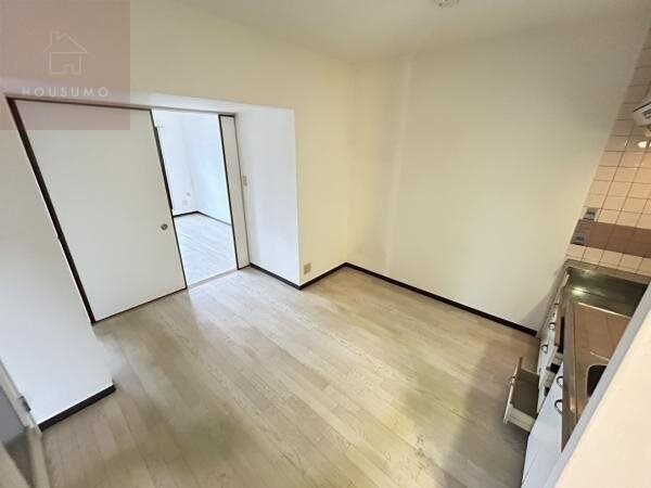 物件内観写真16　(ゆったりとした居間です)