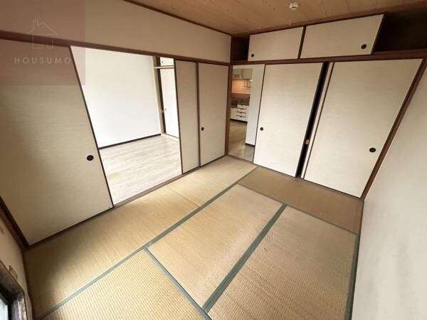 和室(和室ならではの温かな和の空間で寛ぎの時間を過ごせます)