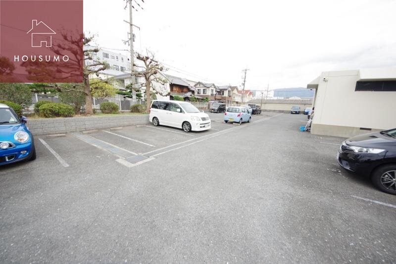 物件外観写真2　(駐車スペースもあります)