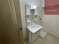 物件内観写真16　(独立洗面台、小物を置くことができて便利です)