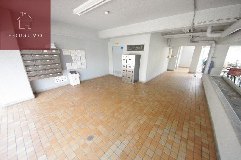 物件外観写真2　(落ち着いたエントランスです)