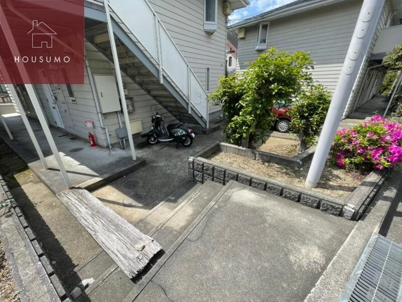 物件外観写真2　(清潔なエントランスです)