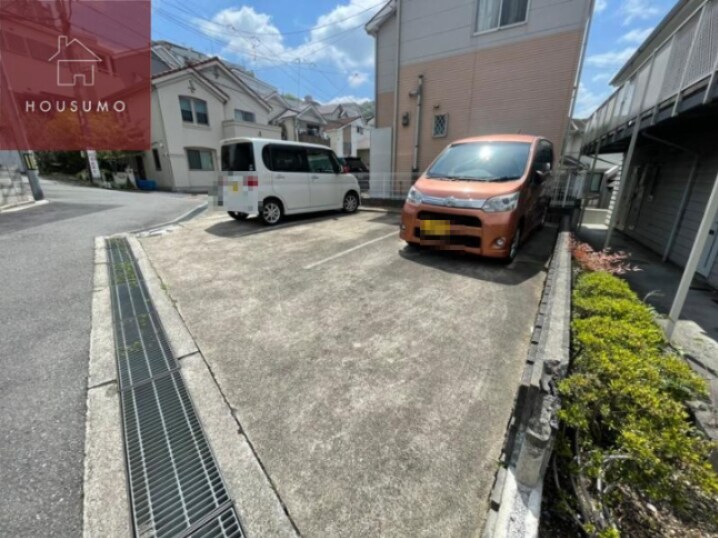 物件外観写真3　(駐車場です)
