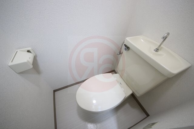 物件内観写真13　(ゆったりとした空間のトイレです)