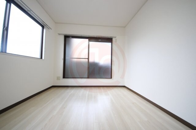 物件内観写真22　(個人の部屋や寝室として使える洋室です)