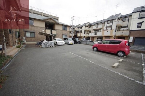 駐車場(ゆとりのあるロビーです)