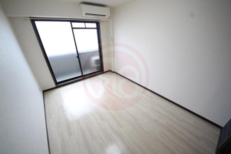 物件内観写真6　(広々とした洋室です)