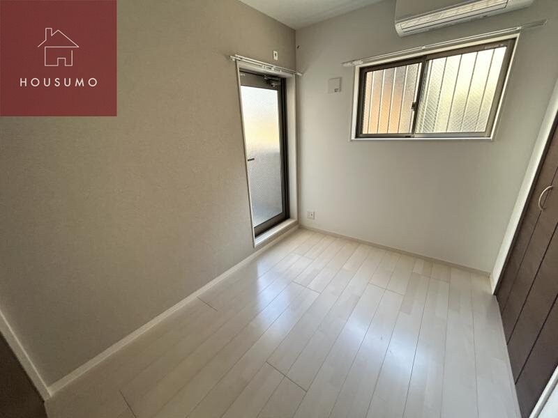 物件内観写真7　(落ち着いた色調の寝室です)