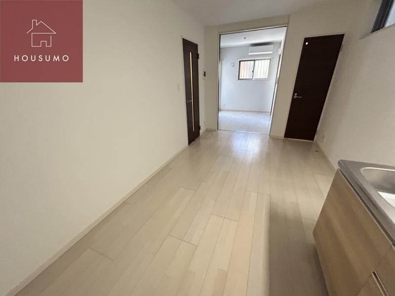 物件内観写真16　(こちらのリビングで趣味の時間をお楽しみください)