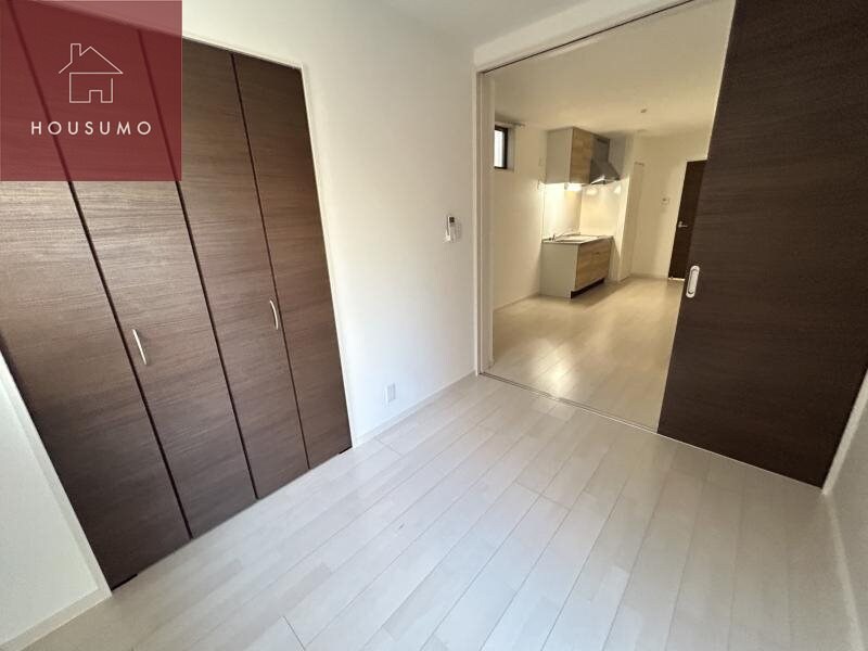 物件内観写真24　(落ち着いた色調の洋室です)