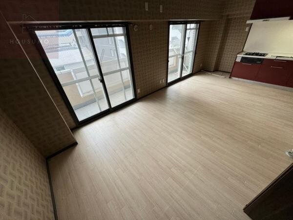 物件内観写真16　(こちらの居間で趣味の時間をお楽しみください)