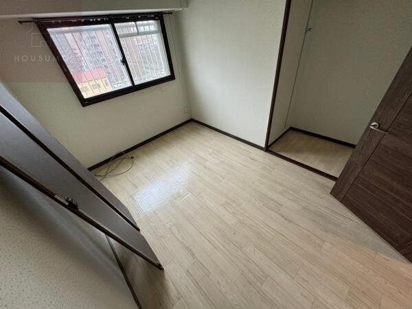物件内観写真23　(明るい洋室です)