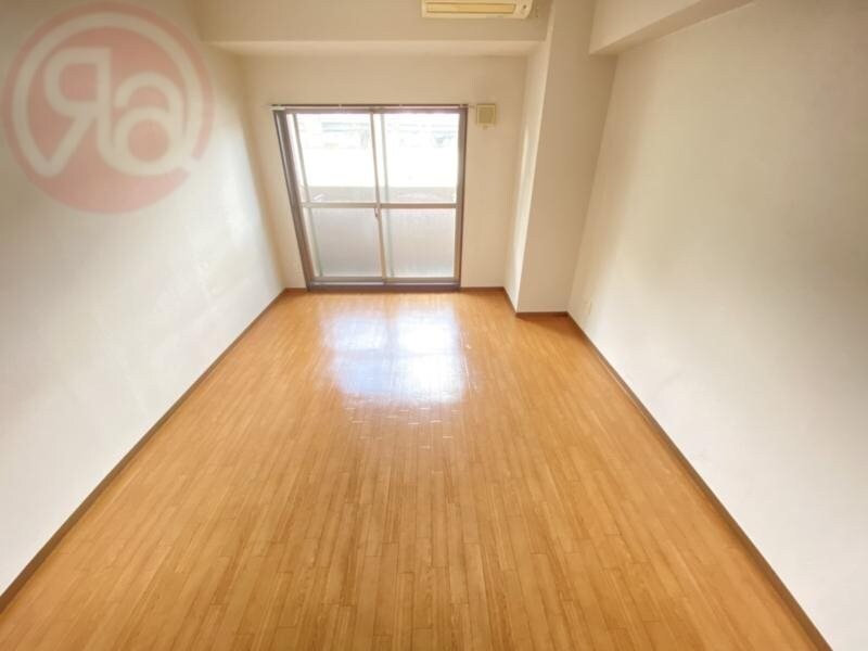 物件内観写真8　(広くて明るい寝室)