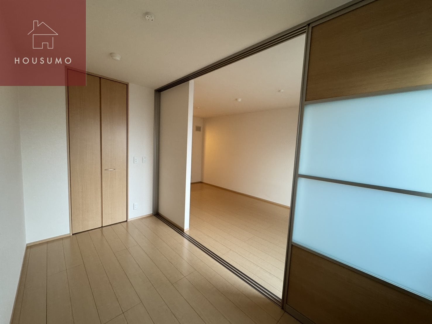 寝室(落ち着いた色調の寝室です)