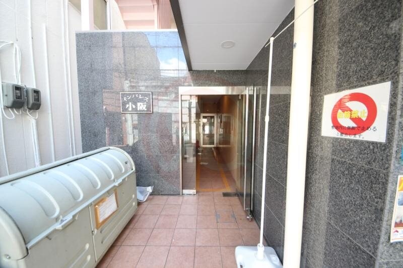 物件外観写真2　(清潔なエントランスです)