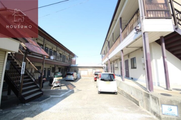 物件外観写真2　(駐車場に車を止められます)