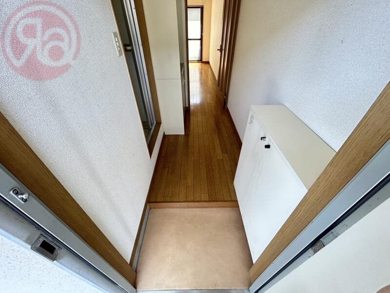 物件内観写真9　(ゆったりとした玄関です)