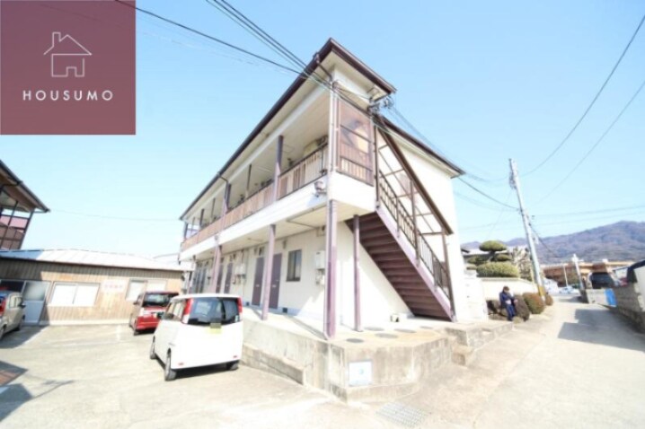 物件外観写真1　(外観は落ち着いています)