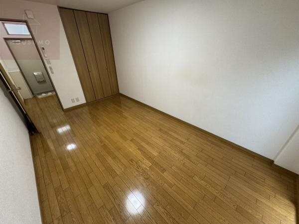 物件内観写真16　(こちらのリビングで趣味の時間をお楽しみください)