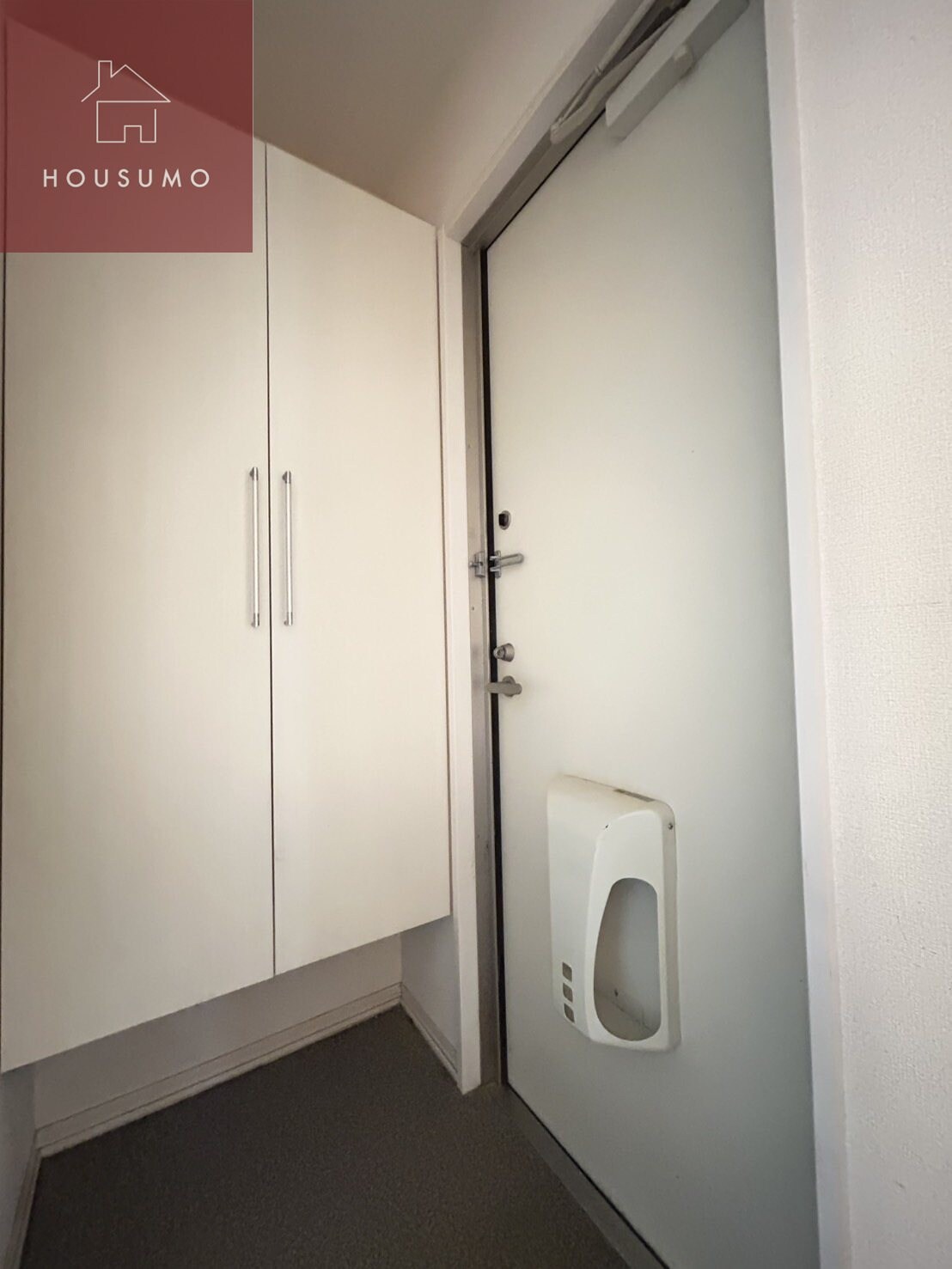 物件内観写真5　(明るい玄関です)