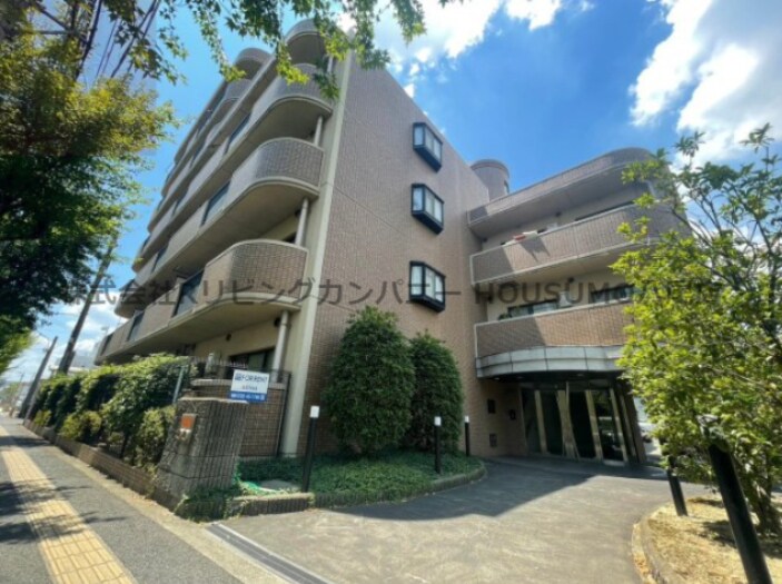 物件外観写真1　(落ち着いた雰囲気の外観です)