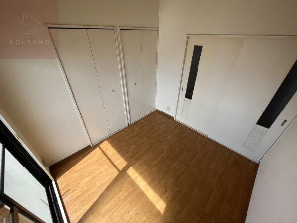 物件内観写真19　(落ち着いた色調の寝室です)