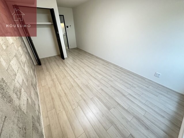 物件内観写真6　(落ち着いた色調の寝室です)