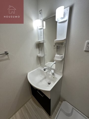 物件内観写真10　(広い洗面スペース)