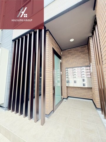 物件外観写真2　(ゆとりのあるエントランスです)