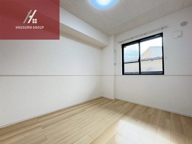 物件内観写真6　(ゆったりした洋室です)