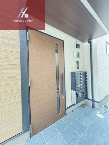 物件外観写真2　(落ち着いたエントランスです)