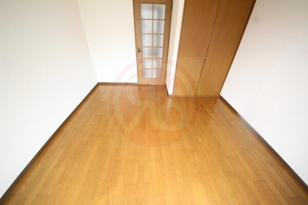 寝室(落ち着いて過ごせるお部屋なので、寝室にいかがでしょうか)