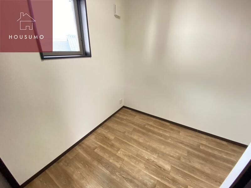 物件内観写真8　(落ち着いた色調の寝室です)