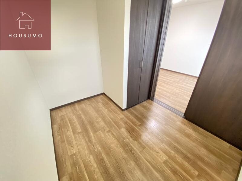 物件内観写真27　(開放的な寝室です)