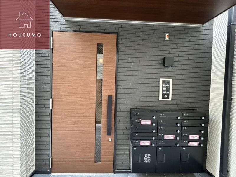 物件外観写真3　(清潔なエントランスです)