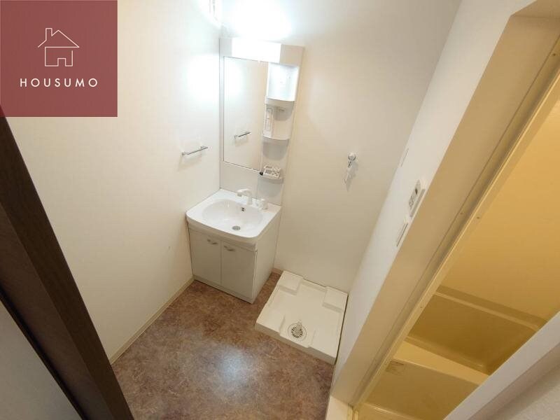 物件内観写真24　(明るい色調の室内です)