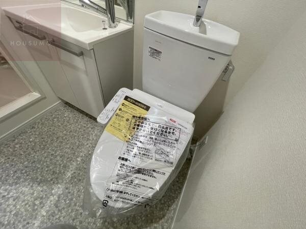 物件内観写真9　(落ち着いた色調のトイレです)