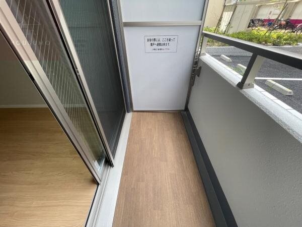 物件内観写真13　(開放的で明るい空間を演出してくれるバルコニーです)