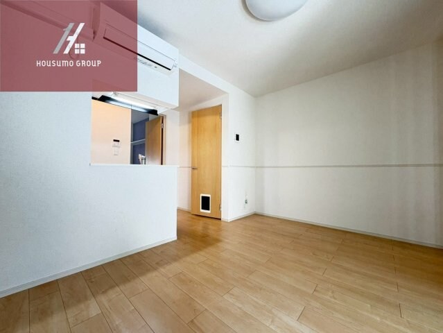 物件内観写真6　(こちらのリビングで趣味の時間をお楽しみください)