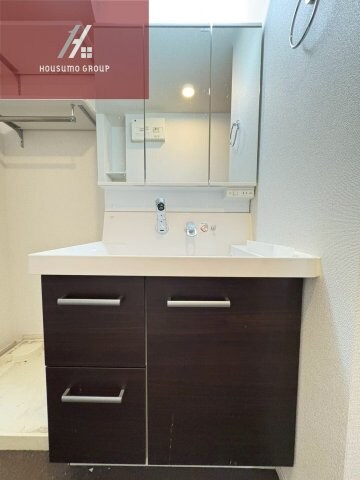 物件内観写真17　(朝の支度にも助かる、独立の洗髪洗面化粧台)