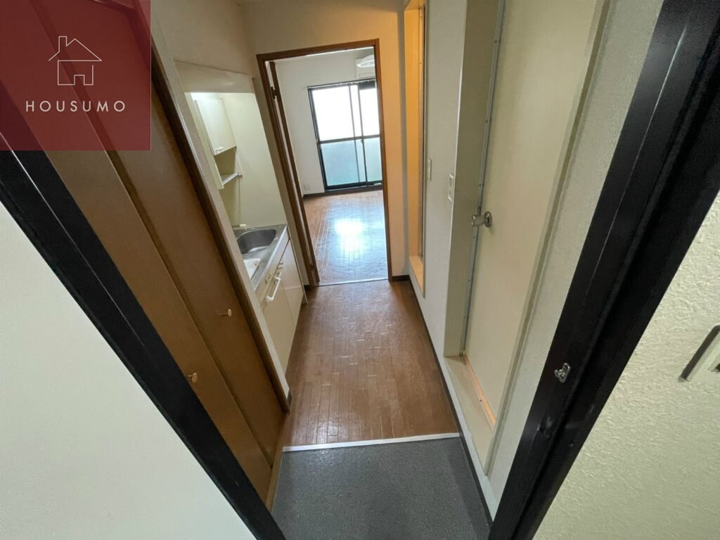 物件内観写真8　(ゆったりとした玄関です)