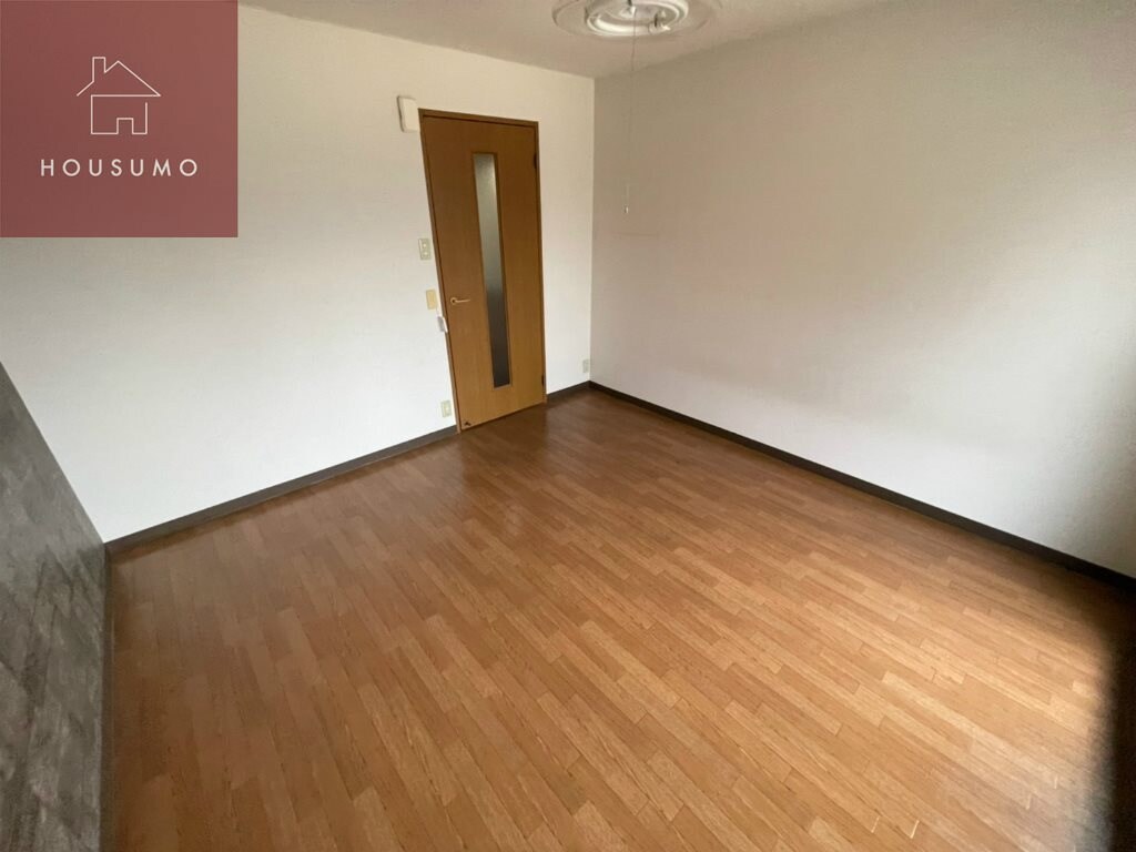 物件内観写真16　(こちらの居間で趣味の時間をお楽しみください)