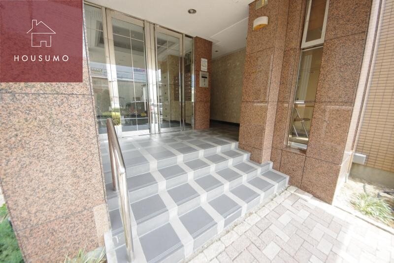 物件外観写真2　(落ち着いたエントランスです)