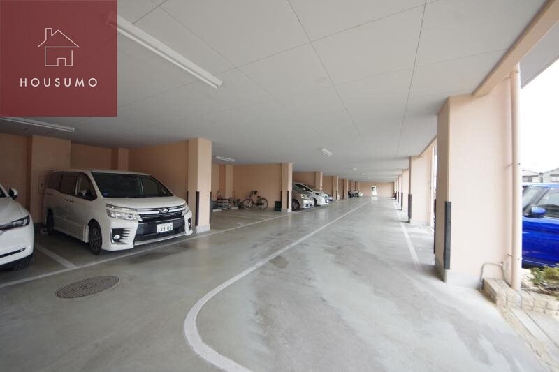 物件外観写真3　(駐車スペースもあります)