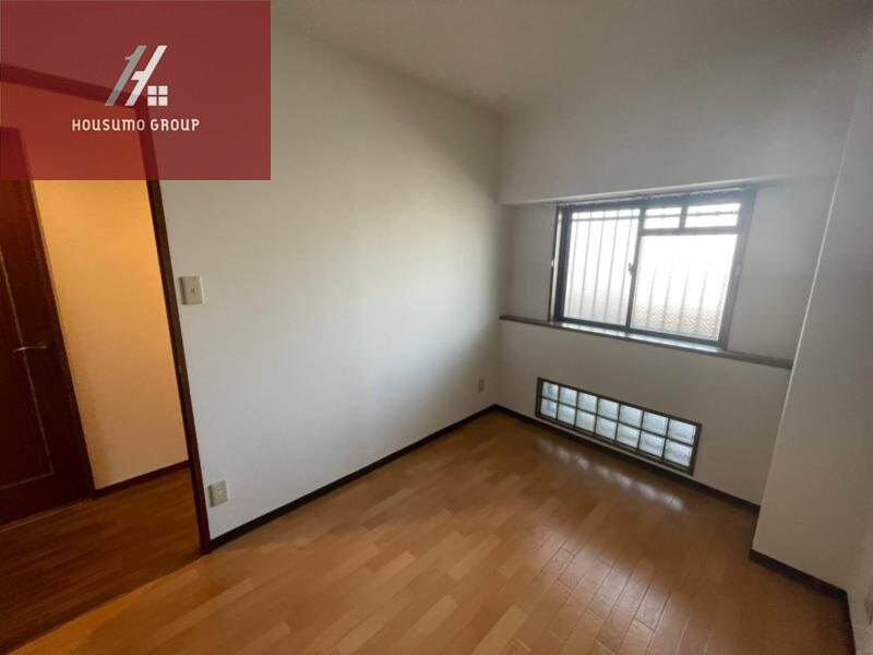 物件内観写真19　(落ち着いた色調の洋室です)