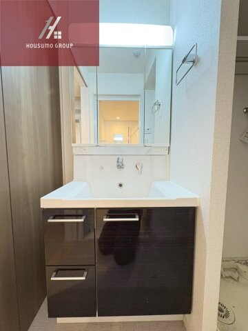 物件内観写真18　(独立洗面台あり、毎朝おしゃれに忙しい女性の方におすすめです)