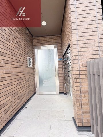 物件外観写真2　(落ち着いたエントランスです)