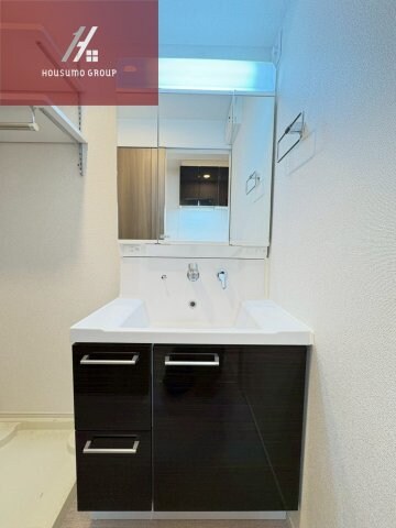 物件内観写真16　(独立洗面台、小物を置くことができて便利です)
