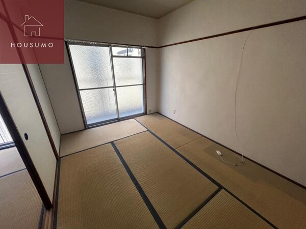 和室(畳の上でゆっくりとくつろげる和室です)